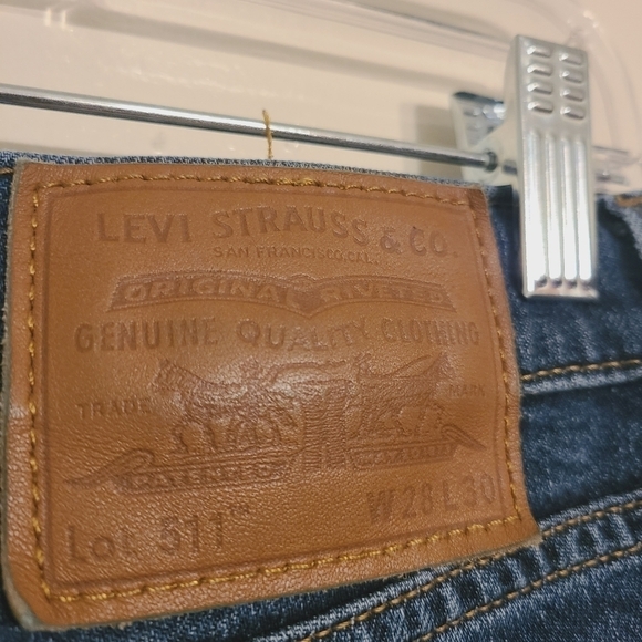 Levi's | Women's Dark Wash Slightly Distressed Skinny Jeans (Size 28 x 30) - Picture 11 of 15